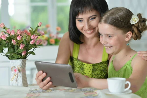 Mãe Feliz Filha Usando Tablet Juntos Casa — Fotografia de Stock