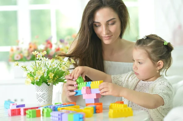 Meisje Met Moeder Spelen Met Kleurrijke Plastic Blokken — Stockfoto