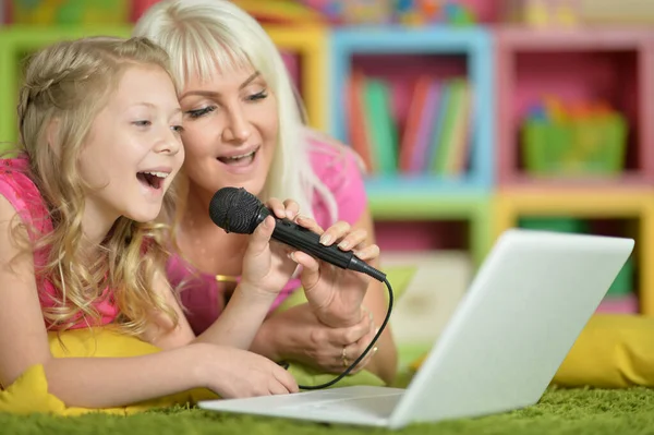 Retrato Sonriente Madre Hija Cantando Karaoke — Foto de Stock