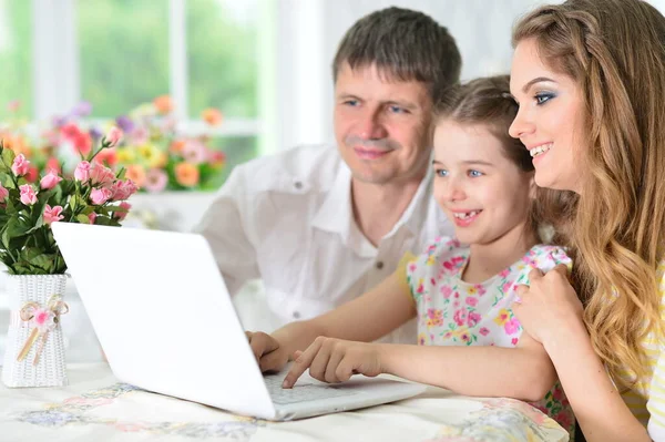 Föräldrar Och Dotter Använder Laptop Rummet — Stockfoto