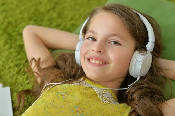 Cute little girl ze słuchawkami — Zdjęcie stockowe