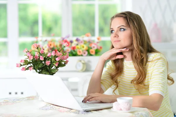 Portret Van Een Jonge Attente Vrouw Die Met Een Laptop — Stockfoto