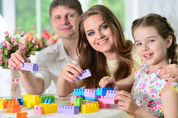 Menina Com Mãe Pai Brincando Com Blocos Plástico Coloridos — Fotografia de Stock