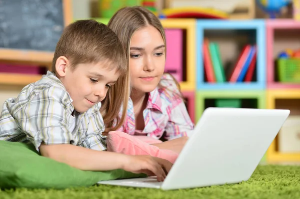 Irmão e irmã jogando computador — Fotografia de Stock