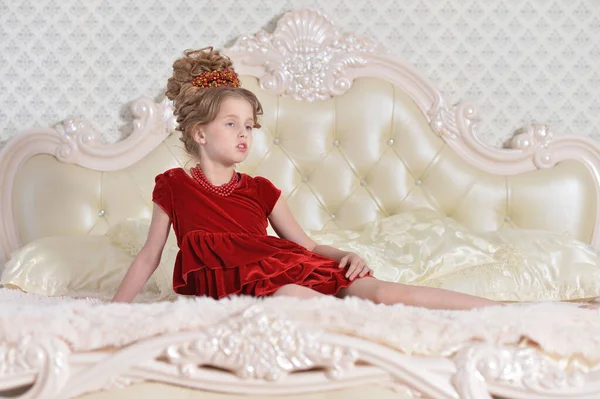 Mignonne Petite Fille Robe Rouge Couchée Sur Lit — Photo