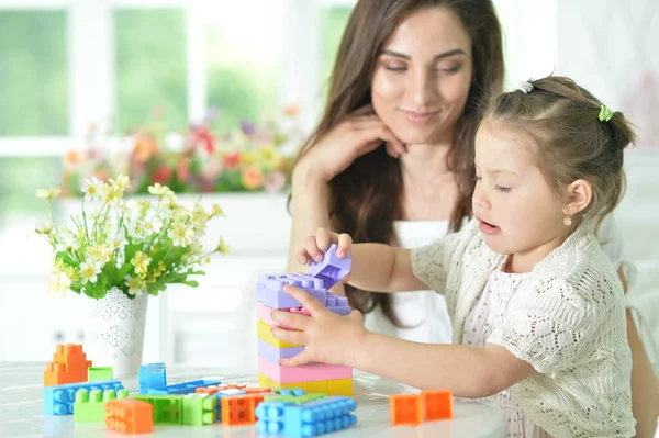 Hija Pequeña Feliz Madre Jugando Con Bloques Plástico Colores Casa —  Fotos de Stock