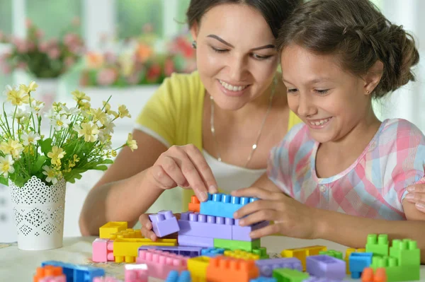 Kleine Tochter Und Mutter Spielen Hause Mit Bunten Plastikklötzen — Stockfoto