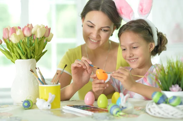 Moeder Met Dochter Draagt Konijnenoren Versieren Paaseieren Thuis — Stockfoto