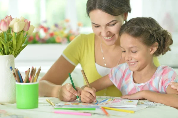 Pequena Menina Bonito Com Mãe Desenho Mesa Casa — Fotografia de Stock