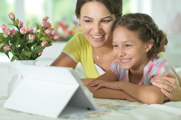 Felice Madre Figlia Utilizzando Tablet Insieme Casa — Foto Stock