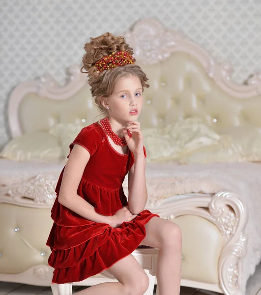 Mignonne Petite Fille Robe Rouge Assis Dans Chambre — Photo