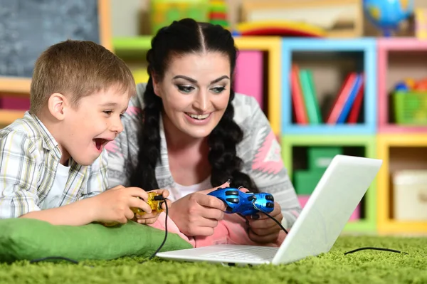 Mãe Filho Usando Laptop Moderno Jogar Jogo Vídeo — Fotografia de Stock