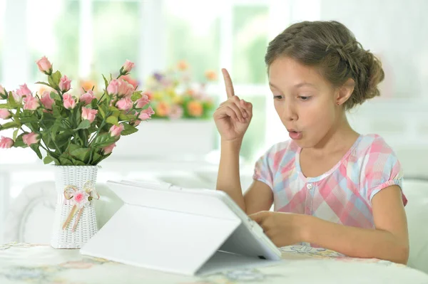 Porträt Der Schönen Kleinen Mädchen Mit Tablet Hat Eine Idee — Stockfoto