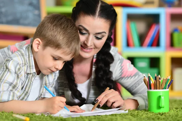 Lächelnde Mutter Und Sohn Zeichnen Mit Bleistiften — Stockfoto