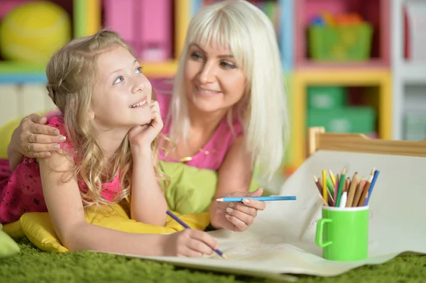 Meisje Met Moeder Tekening Thuis — Stockfoto