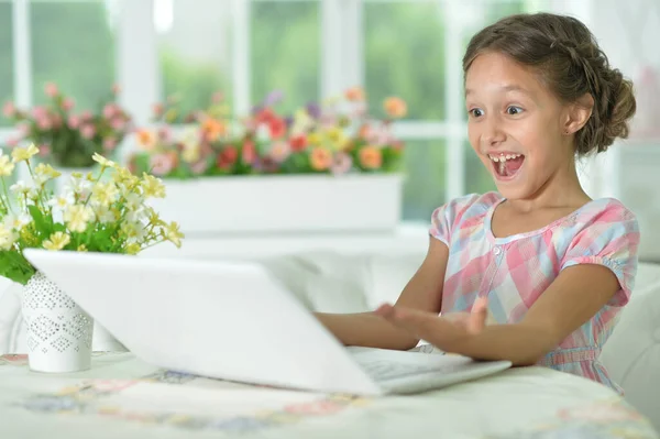 Emocjonalnie Zaskoczony Cute Girl Pomocą Laptopa Domu — Zdjęcie stockowe