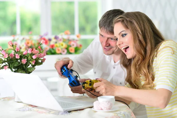 Jong Paar Zitten Aan Tafel Het Spelen Van Video Game — Stockfoto