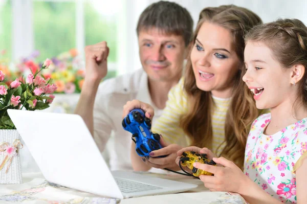 Parents Daughter Using Laptop Playing Game — Stock Photo, Image