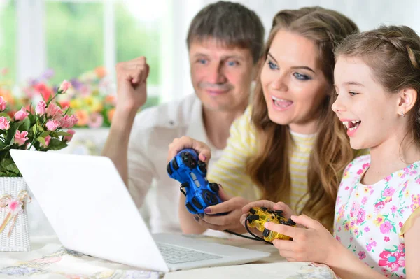 Genitori Figlia Utilizzando Laptop Gioco — Foto Stock