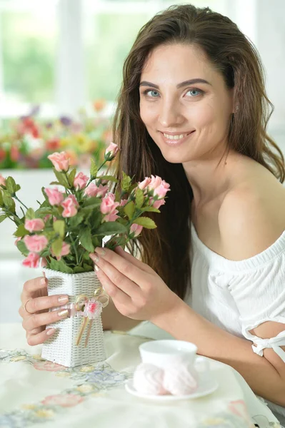 Bella Giovane Donna Posa Con Fiori — Foto Stock