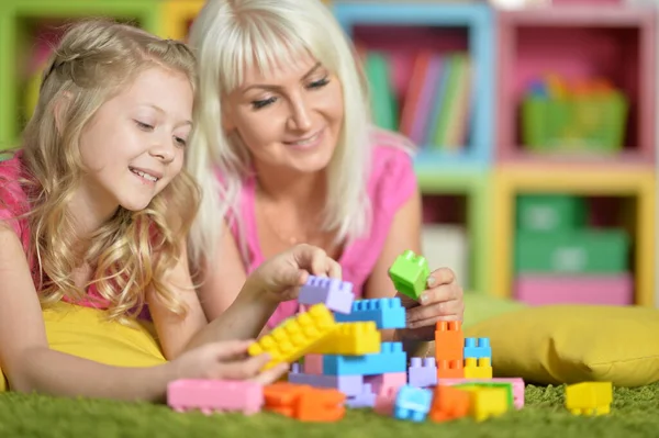 Liten Dotter Och Mor Leker Med Färgglada Plastblock Hemma — Stockfoto