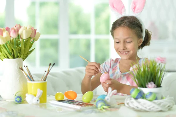 Gelukkig Dochter Dragen Konijn Oren Versieren Paaseieren — Stockfoto