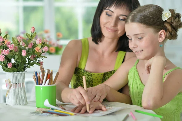 Menina Com Mãe Desenho Mesa Casa — Fotografia de Stock