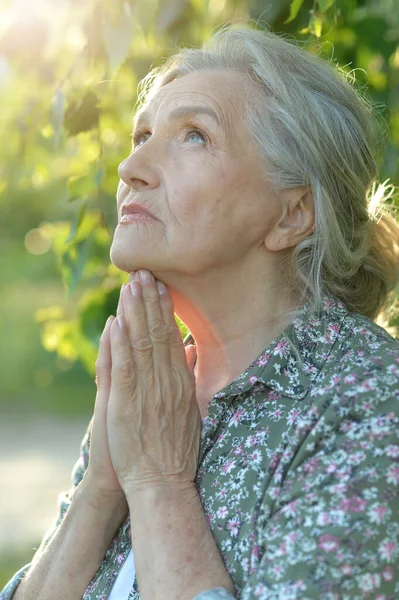 Старша Жінка Молиться Парку — стокове фото