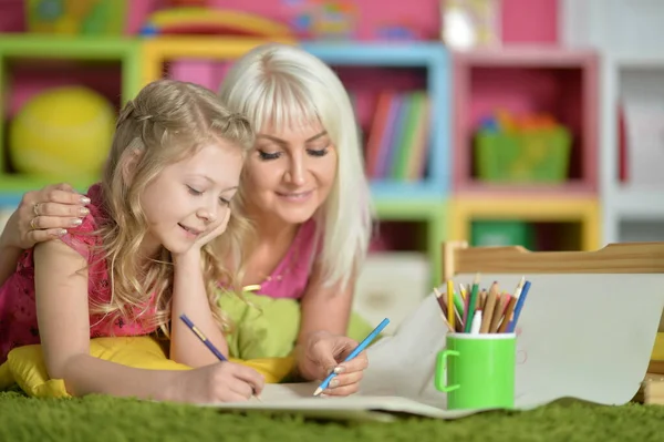 Chica Con Madre Dibujo Casa — Foto de Stock