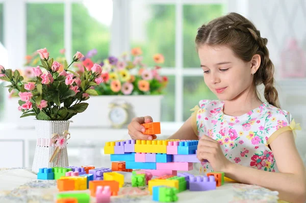 女孩玩彩色塑料块 — 图库照片