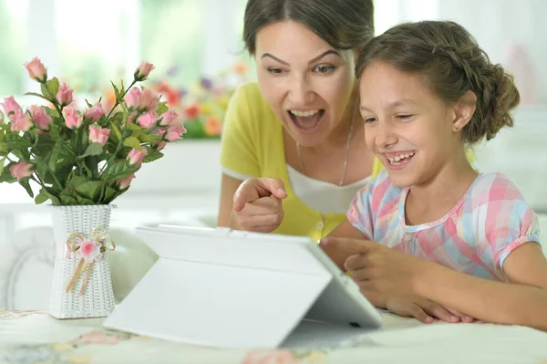 Mãe Feliz Filha Usando Tablet Juntos Casa — Fotografia de Stock