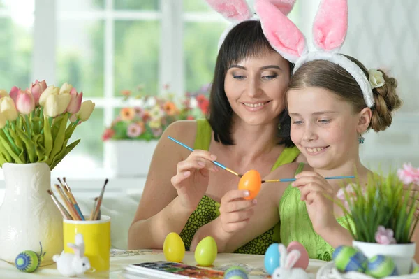 Szczęśliwa Matka Córką Króliczych Uszach Ozdobionych Jajkami Wielkanocnymi — Zdjęcie stockowe
