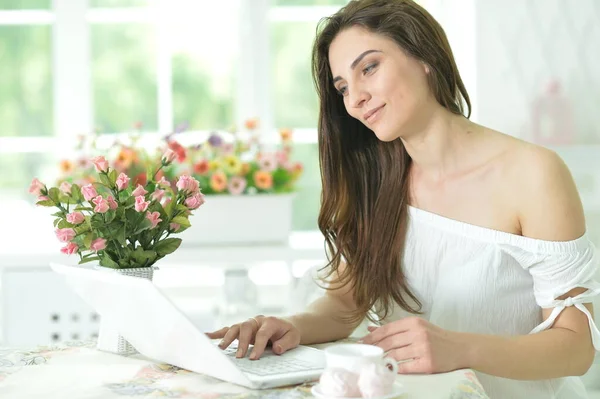 Retrato Mulher Jovem Trabalhando Com Laptop — Fotografia de Stock