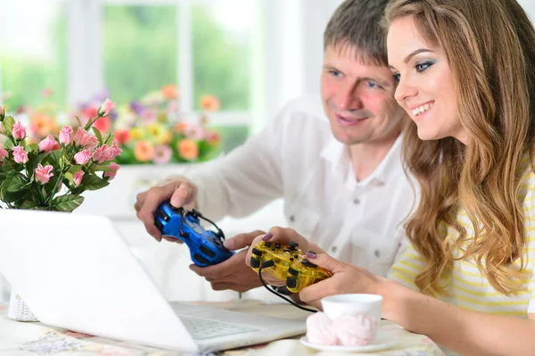 Jovem Casal Sentado Mesa Jogar Videogame — Fotografia de Stock