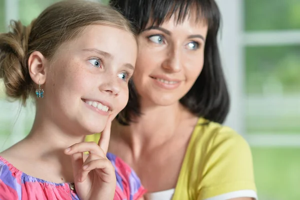 Närbild Porträtt Charmig Liten Flicka Kramas Med Mamma Hemma — Stockfoto