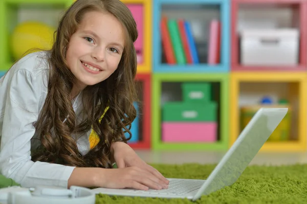 Schattig Meisje Met Behulp Van Laptop Vloer — Stockfoto