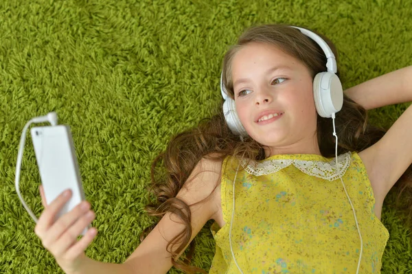 Cute little girl ze słuchawkami — Zdjęcie stockowe