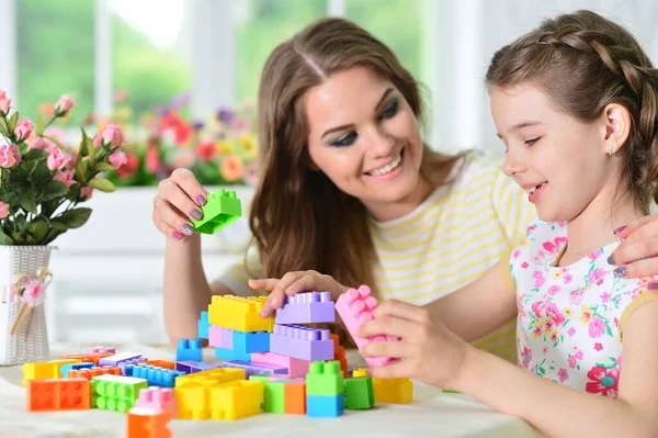 Annesi Ile Birlikte Renkli Plastik Bloklarla Oynayan Kız — Stok fotoğraf