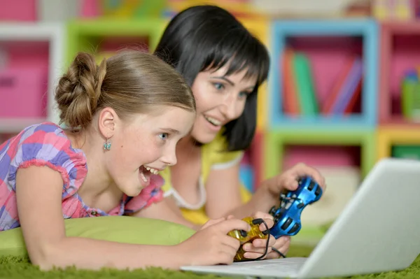 Retrato Mãe Sorridente Filha Usando Laptop Jogar Videogame — Fotografia de Stock