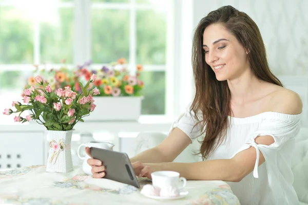 Retrato Mulher Usando Computador Tablet — Fotografia de Stock