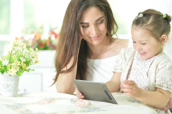 Gelukkig Moeder Dochter Gebruik Tablet Samen Thuis — Stockfoto