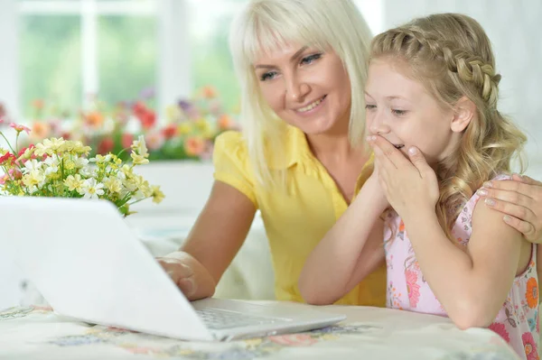 Portret Uśmiechniętej Matki Córki Korzystających Laptopa — Zdjęcie stockowe