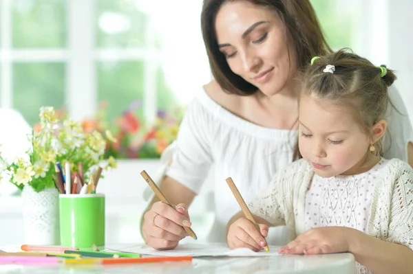 Menina Bonito Com Mãe Desenho Mesa — Fotografia de Stock