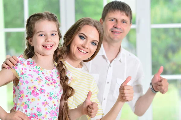 Parents Heureux Fille Montrant Pouces Vers Haut — Photo