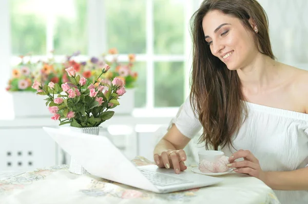 Retrato Mulher Jovem Trabalhando Com Laptop — Fotografia de Stock