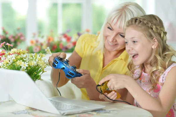 Portret Van Lachende Moeder Dochter Met Behulp Van Laptop Spelen — Stockfoto