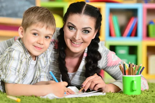 Sonriente Madre Hijo Dibujo Con Lápices —  Fotos de Stock