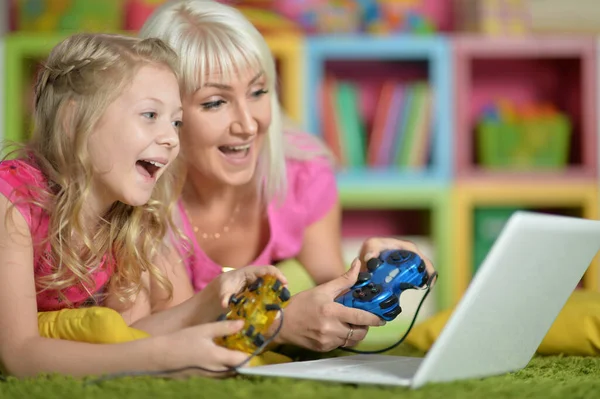 Retrato Mãe Sorridente Filha Usando Laptop Jogar Videogame — Fotografia de Stock