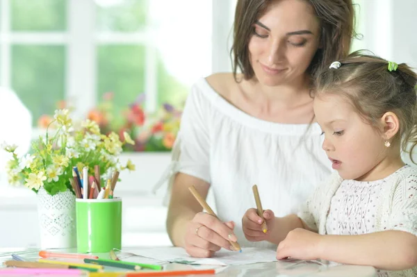 Linda Chica Con Madre Dibujo Mesa —  Fotos de Stock