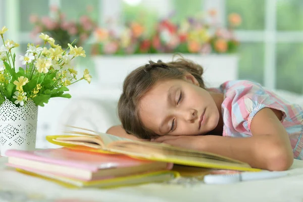 Schattig Schoolmeisje Slapen Haar Huiswerk Thuis — Stockfoto